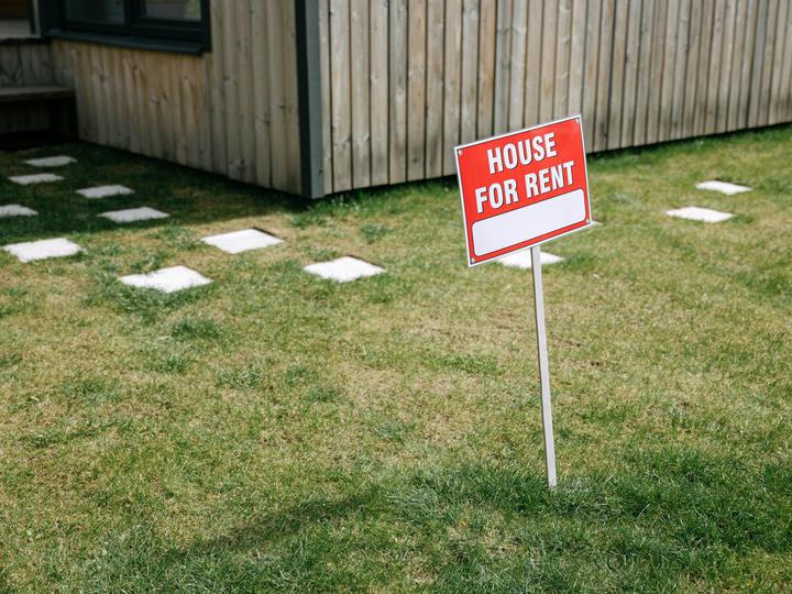 house for rent sign in yard