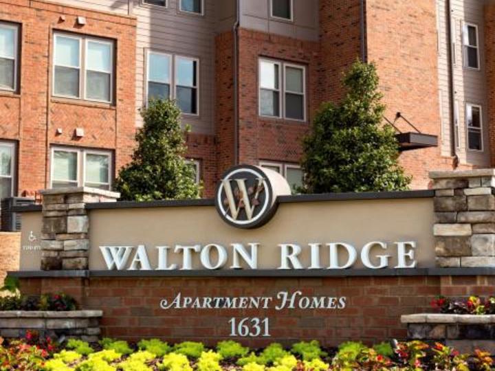 apartment entrance with sign that says walton ridge apartment homes